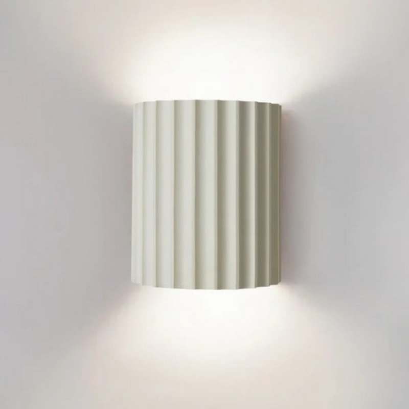 Minimalistische geribbelde wandlamp van hars