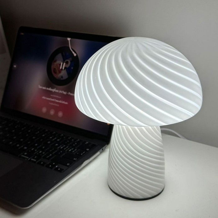 Moderne Tischleuchte aus gestreiftem Glas in Pilzform