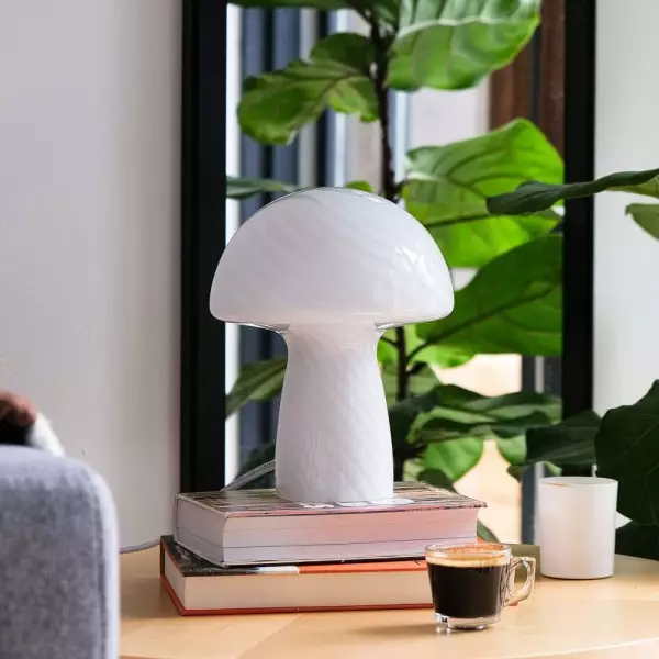 Moderne Tischleuchte aus gestreiftem Glas in Pilzform