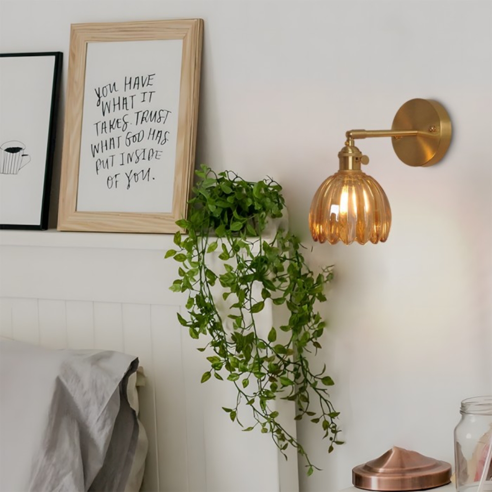 Vintage-Wandlampe in Form einer Glasblume mit Tulpenmotiv