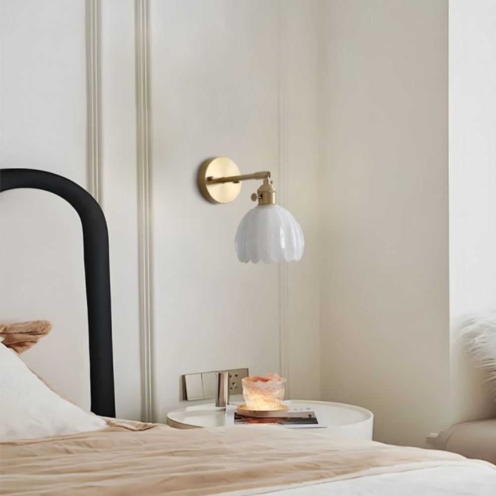 Vintage-Wandlampe in Form einer Glasblume mit Tulpenmotiv