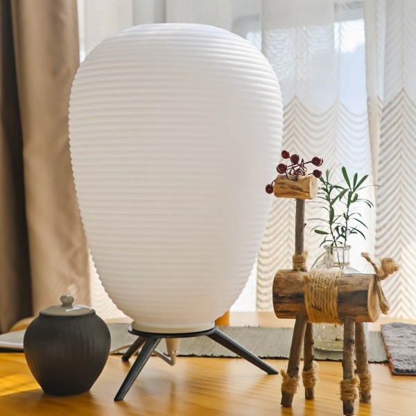 L&aacute;mpara de mesa moderna soplada a mano