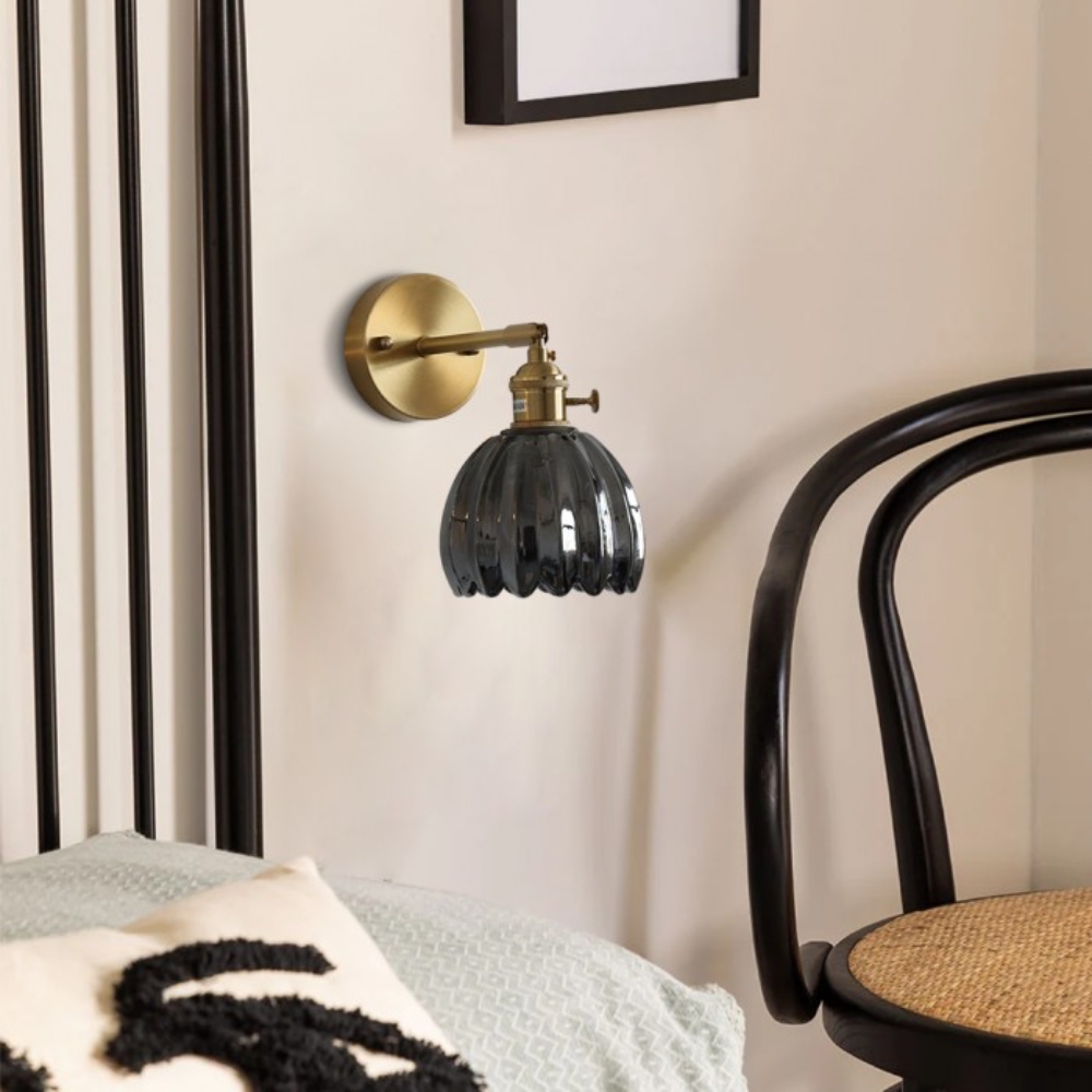 Vintage-Wandlampe in Form einer Glasblume mit Tulpenmotiv