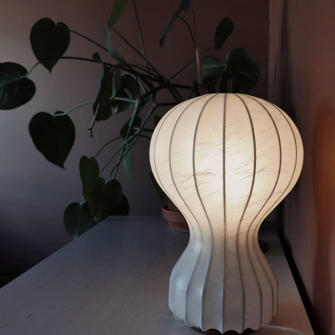 Lampada da tavolo a forma di mongolfiera