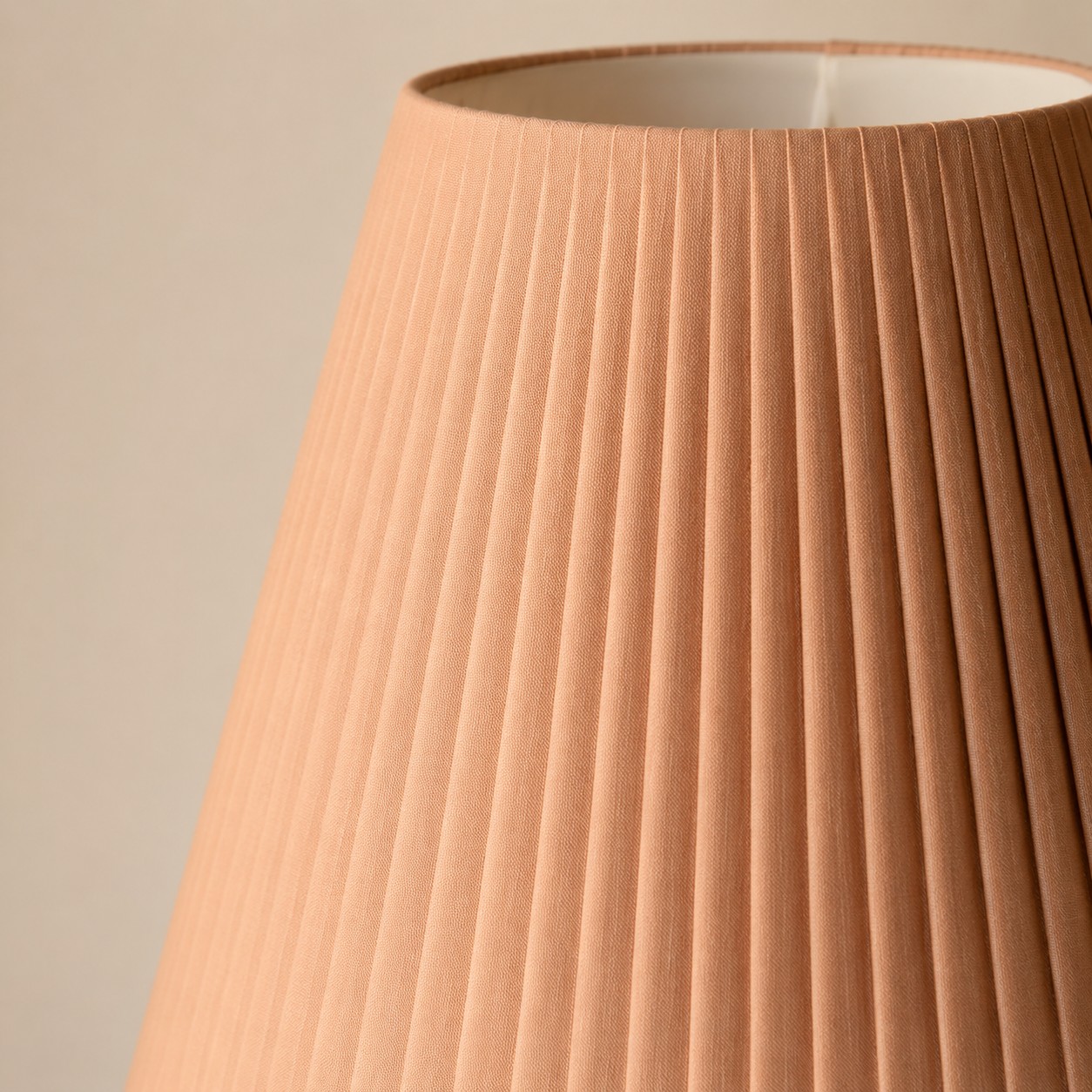 Vintage Stehlampe aus Massivholz mit optionalem Beistelltisch