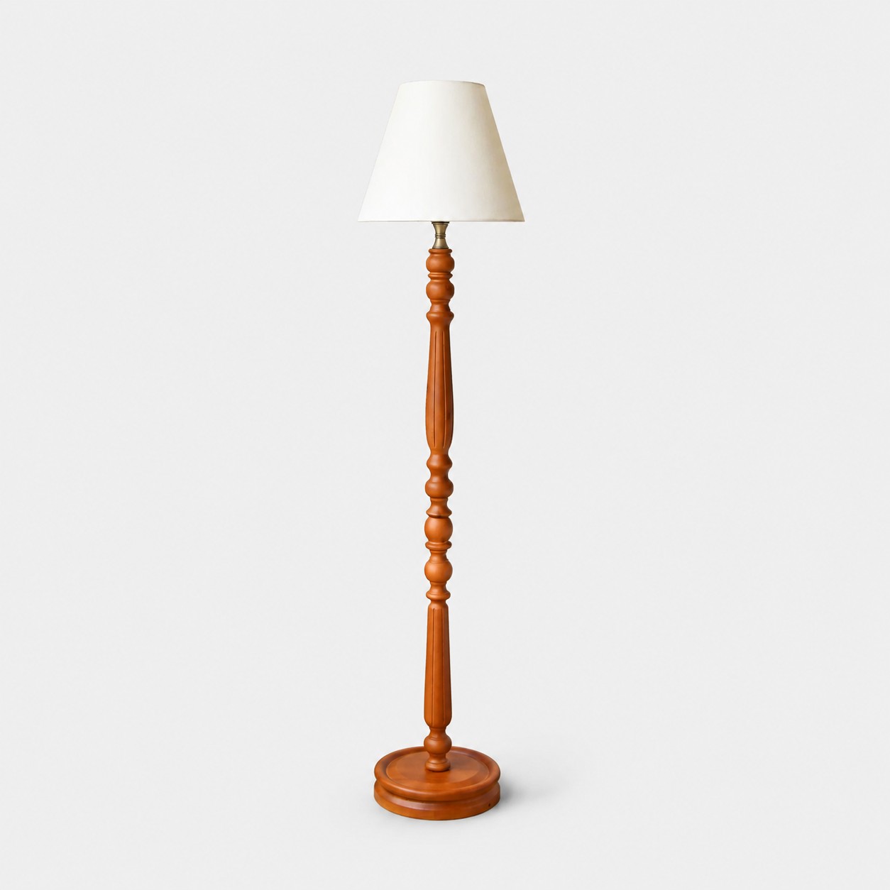 Vintage Stehlampe aus Massivholz mit optionalem Beistelltisch