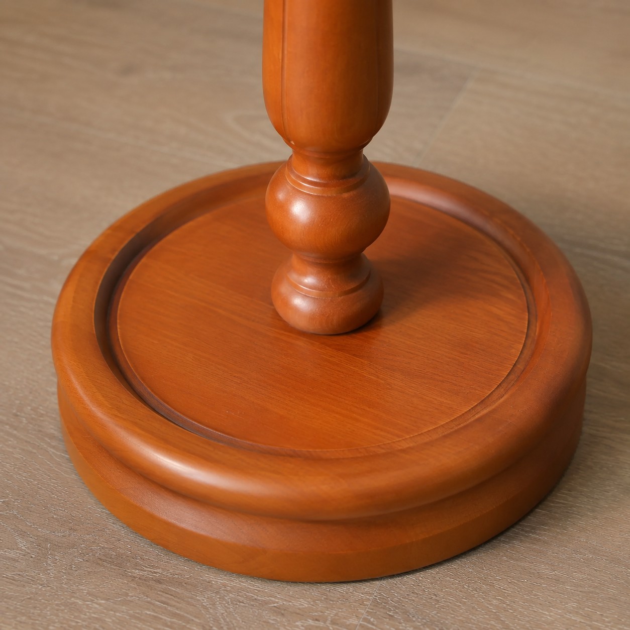 Vintage Stehlampe aus Massivholz mit optionalem Beistelltisch