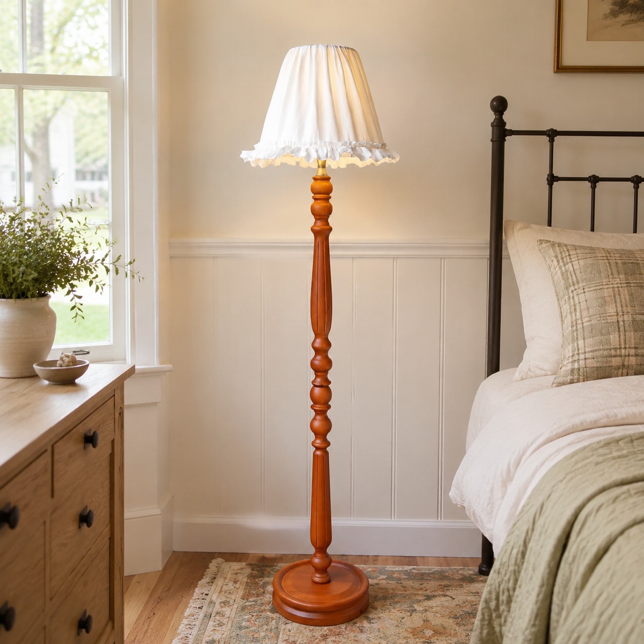 Vintage Stehlampe aus Massivholz mit optionalem Beistelltisch