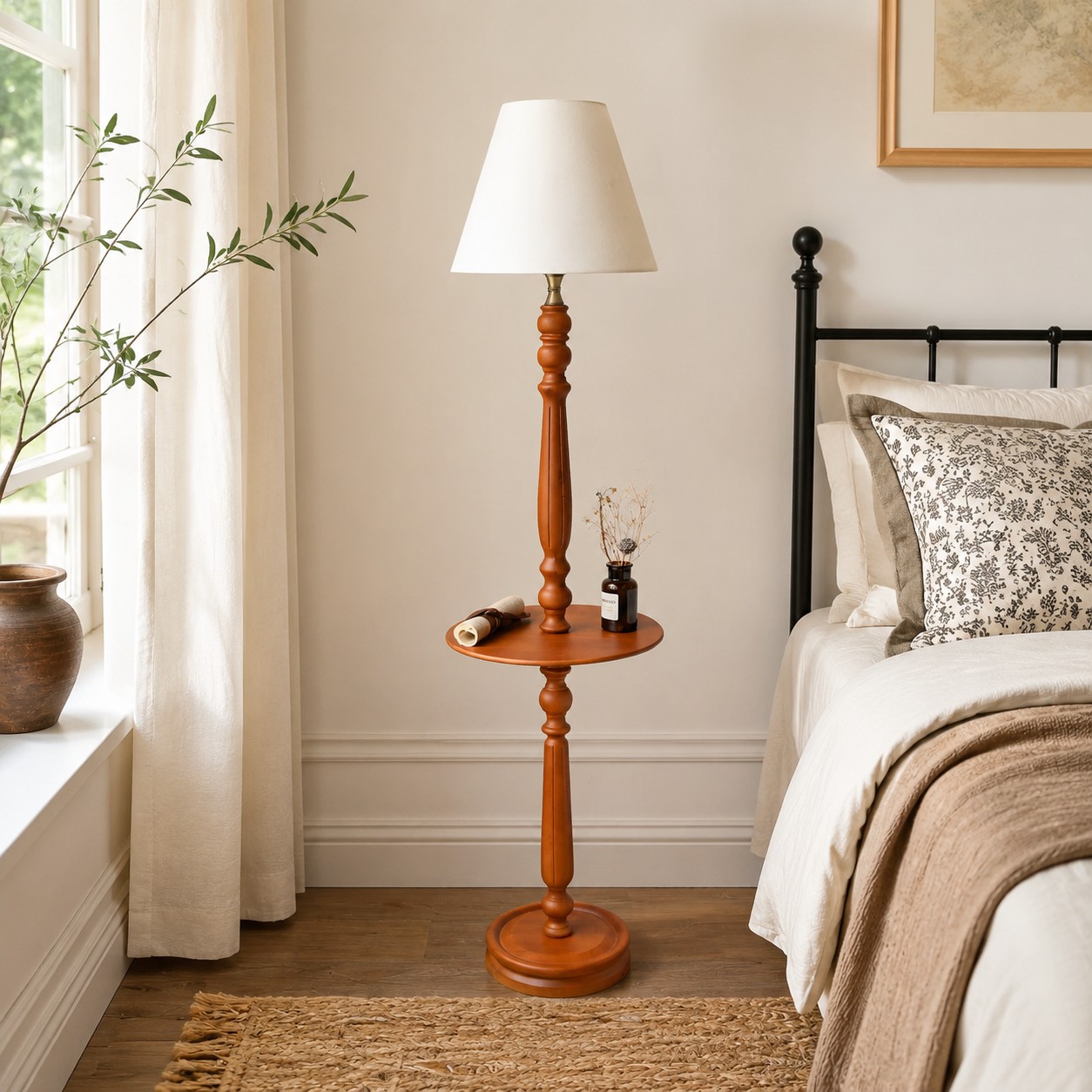 Vintage Stehlampe aus Massivholz mit optionalem Beistelltisch
