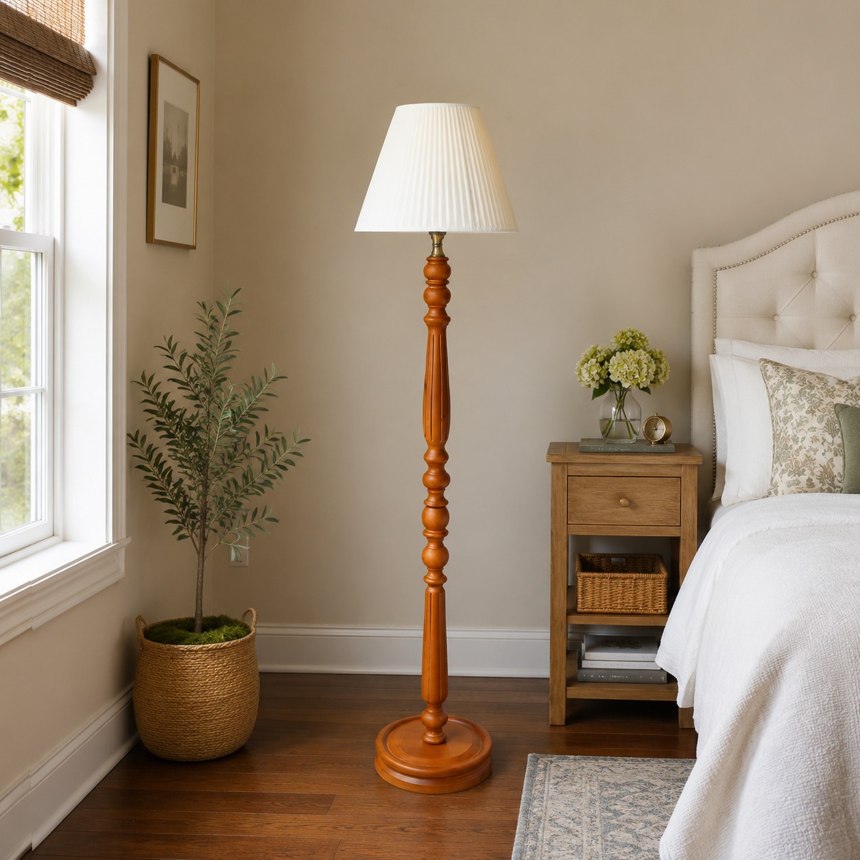 Vintage Stehlampe aus Massivholz mit optionalem Beistelltisch