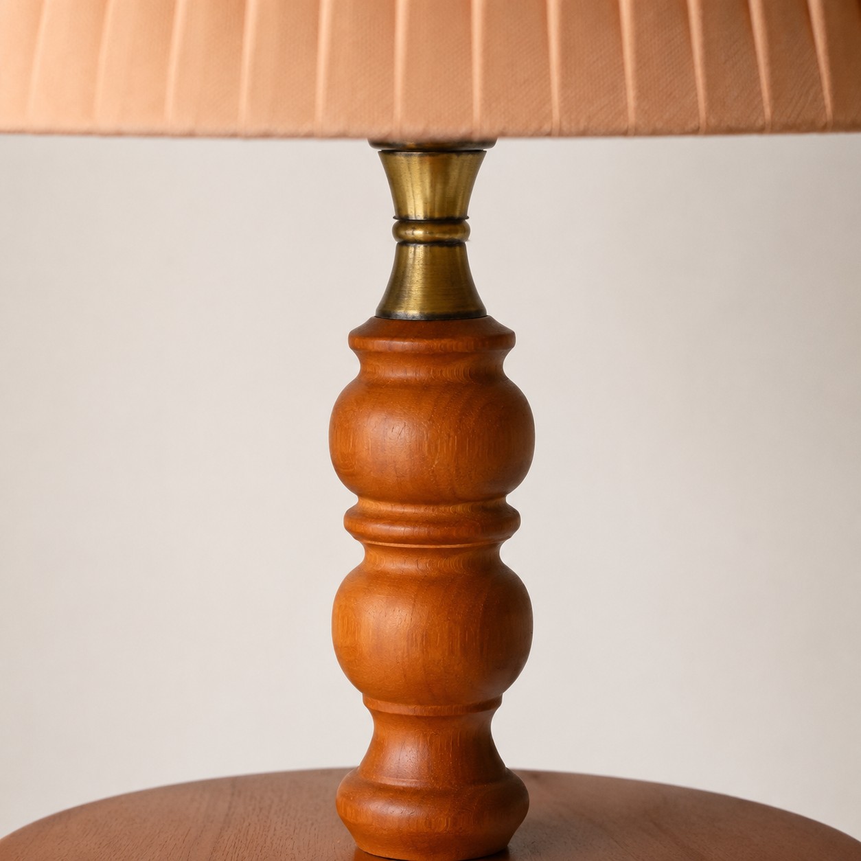 Vintage Stehlampe aus Massivholz mit optionalem Beistelltisch