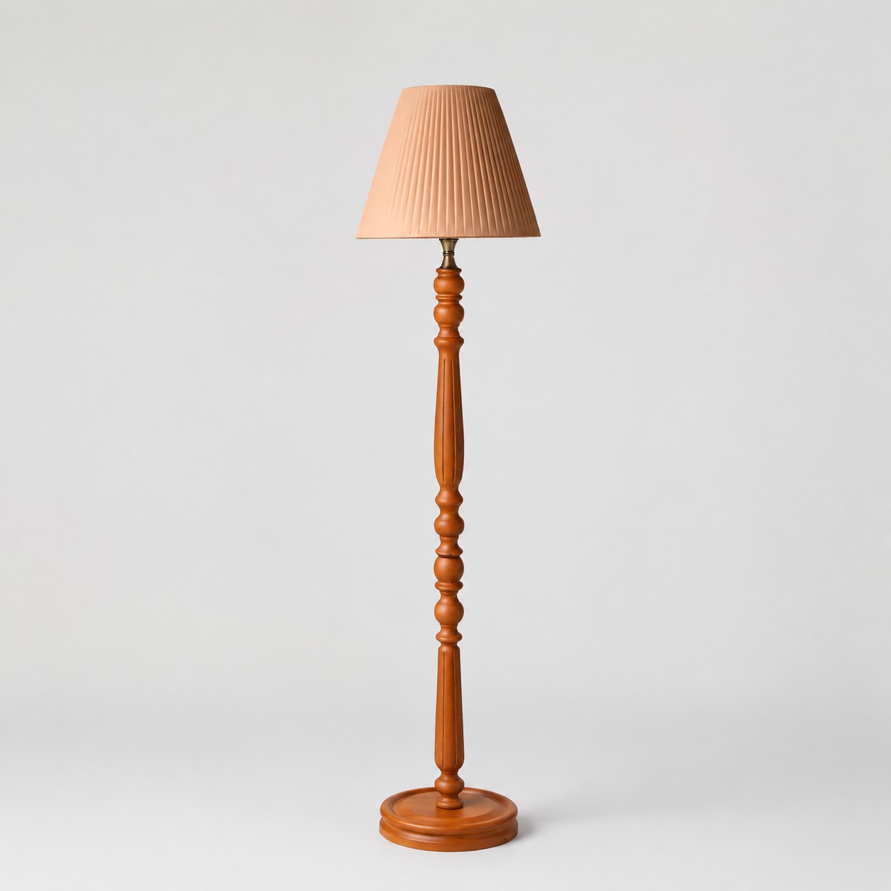 Vintage Stehlampe aus Massivholz mit optionalem Beistelltisch