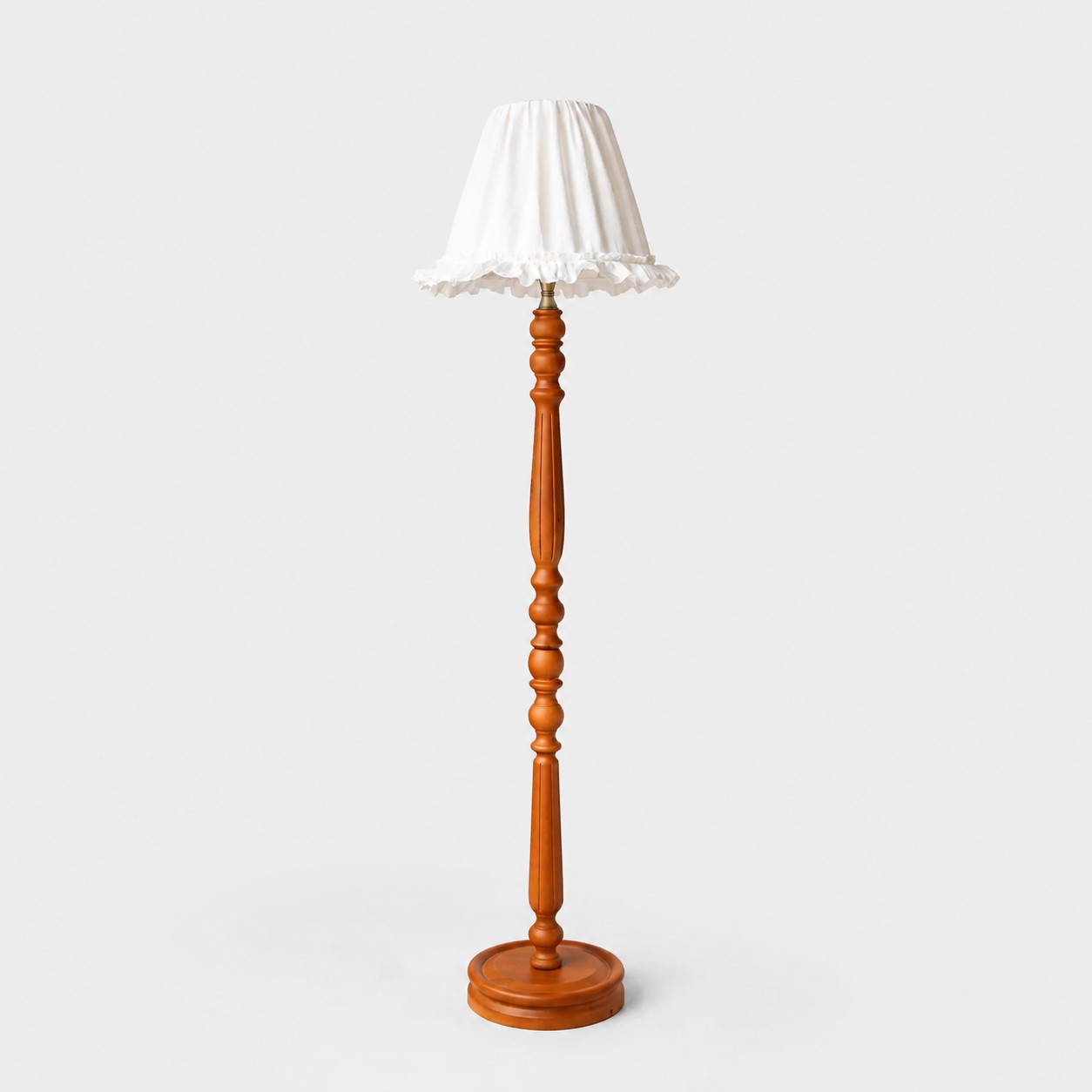 Vintage Stehlampe aus Massivholz mit optionalem Beistelltisch