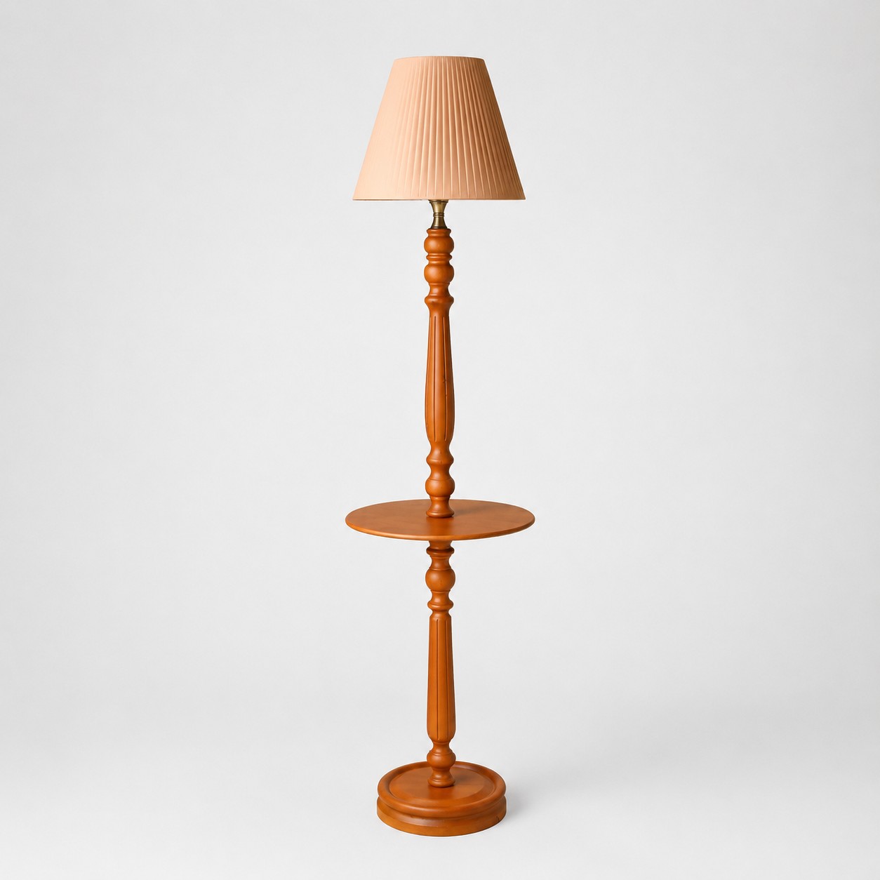 Vintage Stehlampe aus Massivholz mit optionalem Beistelltisch