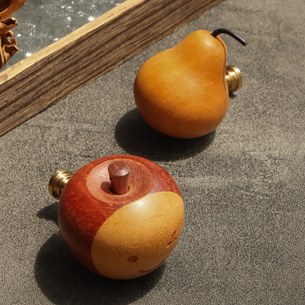 Maniglie artigianali in legno a forma di frutta per mobili