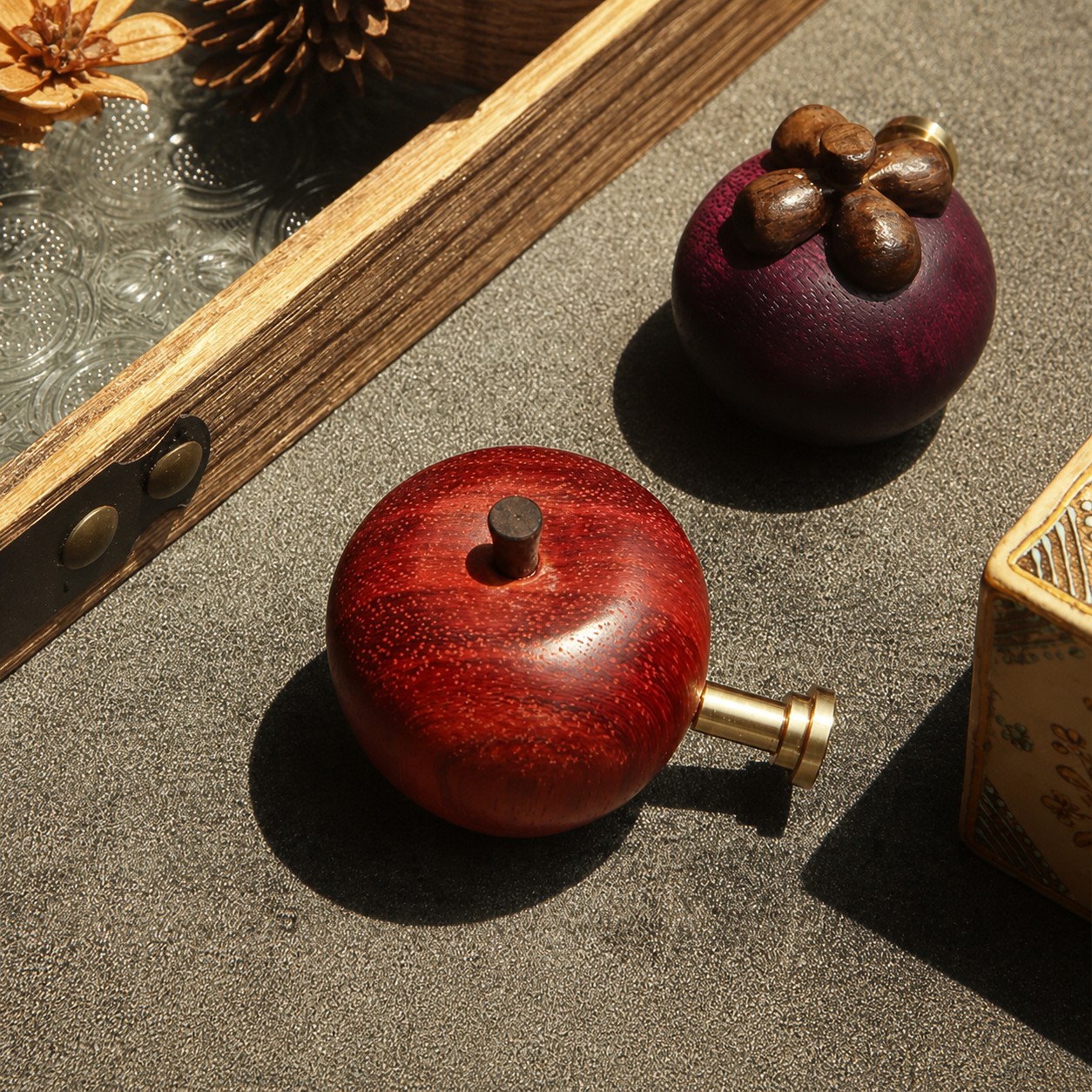 Maniglie artigianali in legno a forma di frutta per mobili