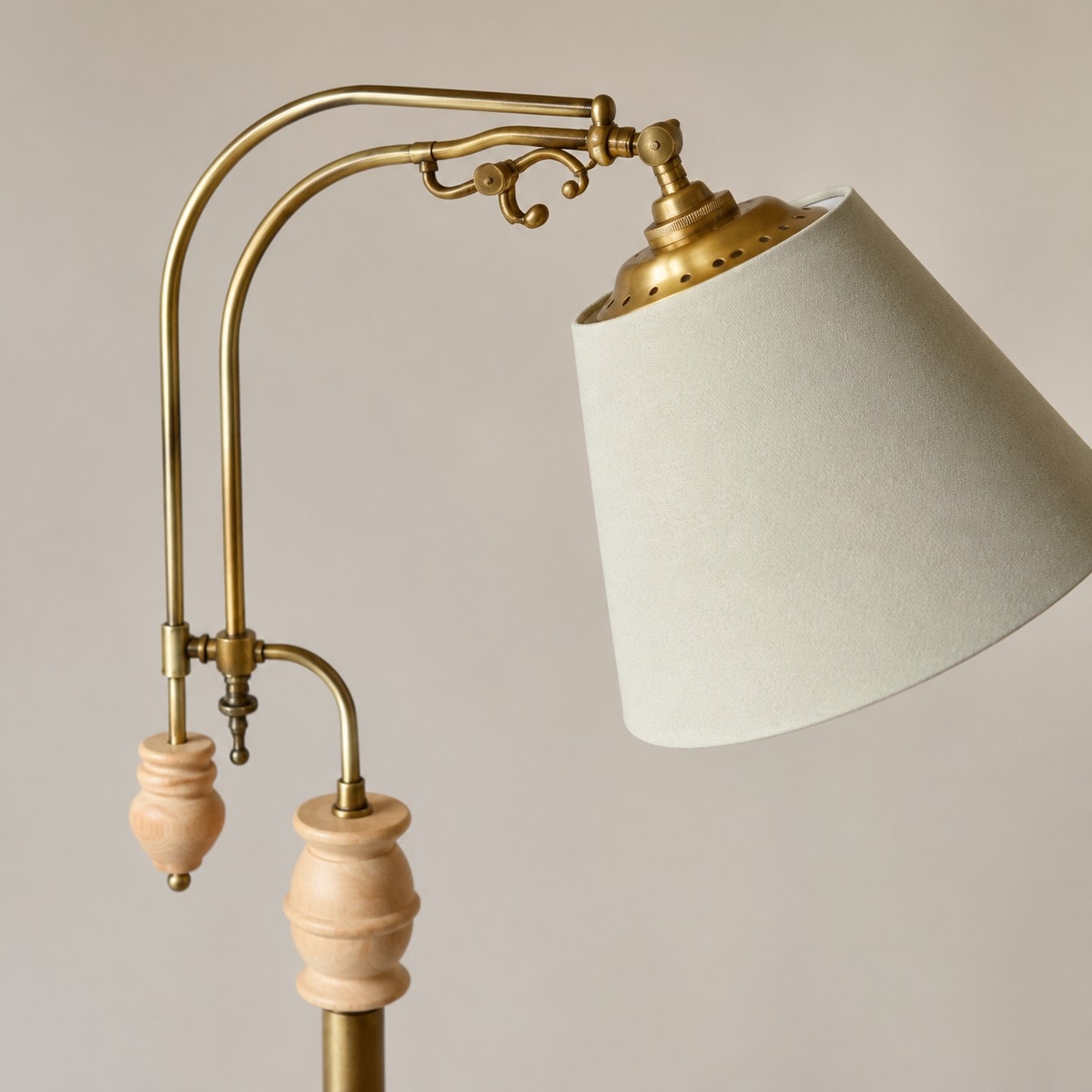 Vintage-Stehlampe aus Holz und Stoff