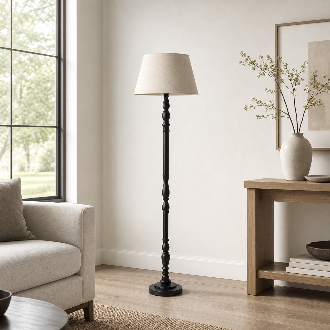 L&aacute;mpara de pie de madera torneada con pantalla de tela.
