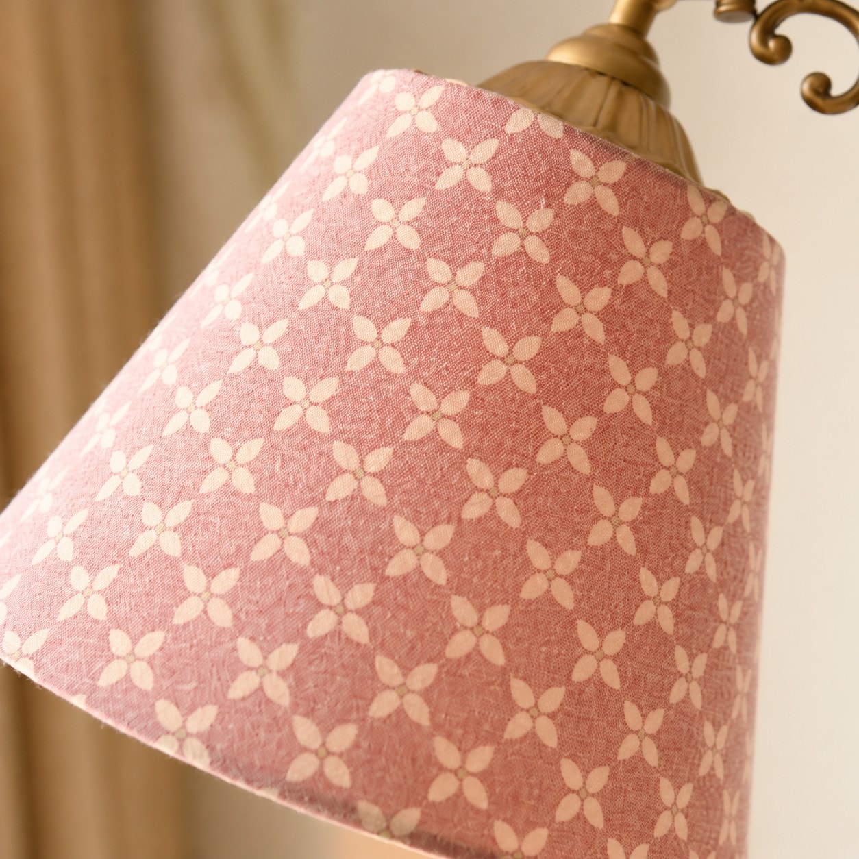 Vintage-Stehlampe aus Holz und Stoff