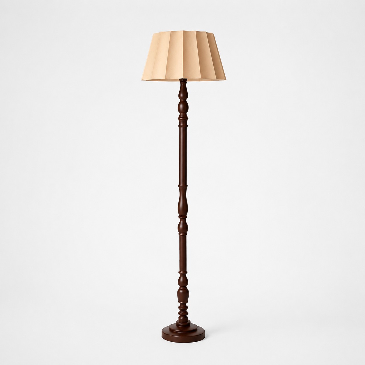 Lampada da terra vintage con paralume in tessuto e base in legno tornito.