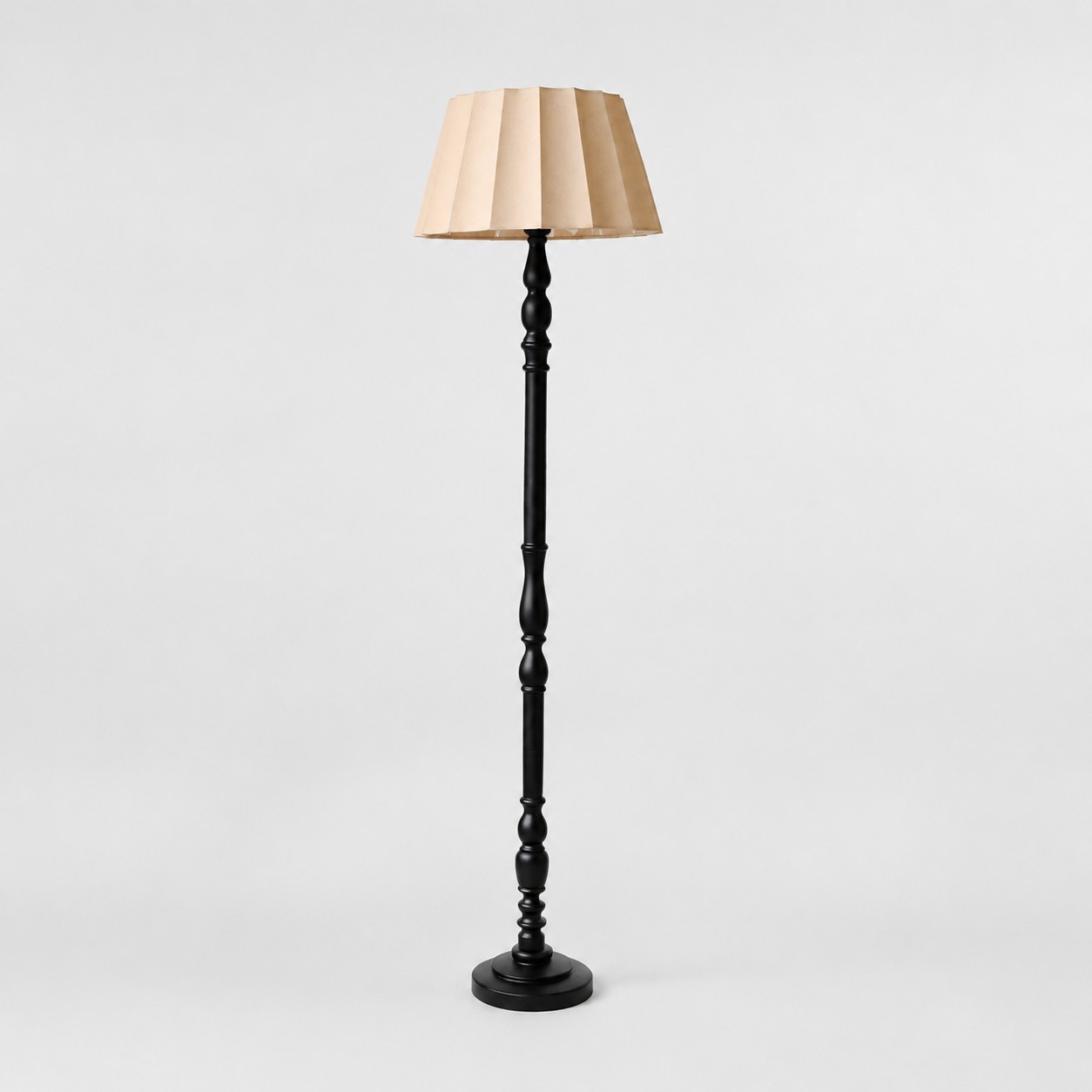 Lampada da terra vintage con paralume in tessuto e base in legno tornito.