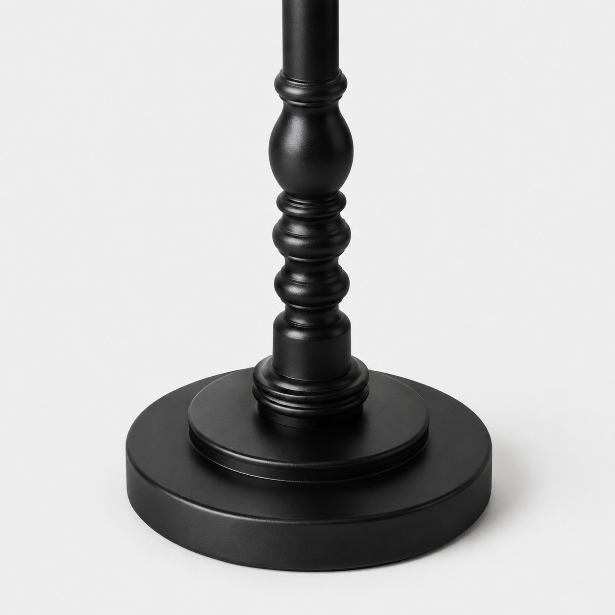 L&aacute;mpara de pie de madera torneada con pantalla de tela.