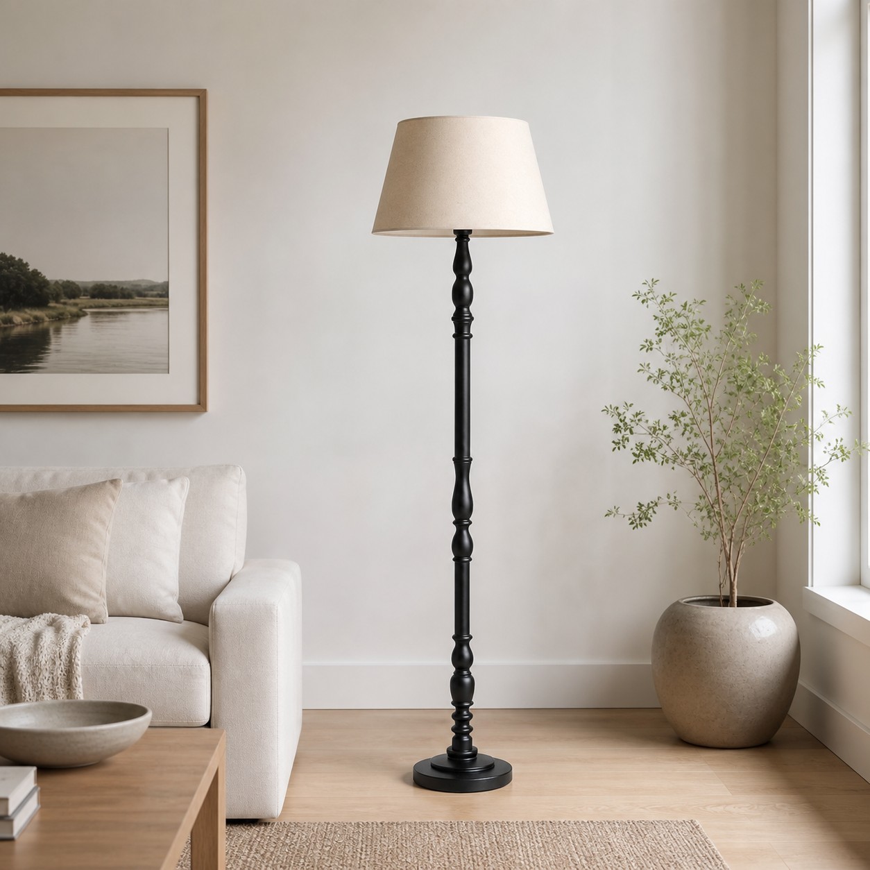 L&aacute;mpara de pie de madera torneada con pantalla de tela.