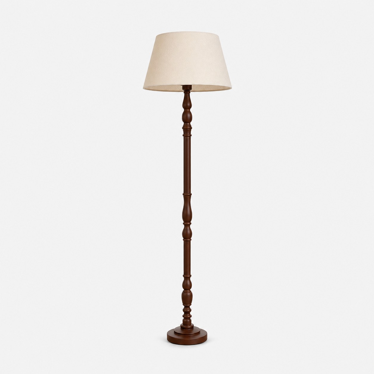 L&aacute;mpara de pie de madera torneada con pantalla de tela.