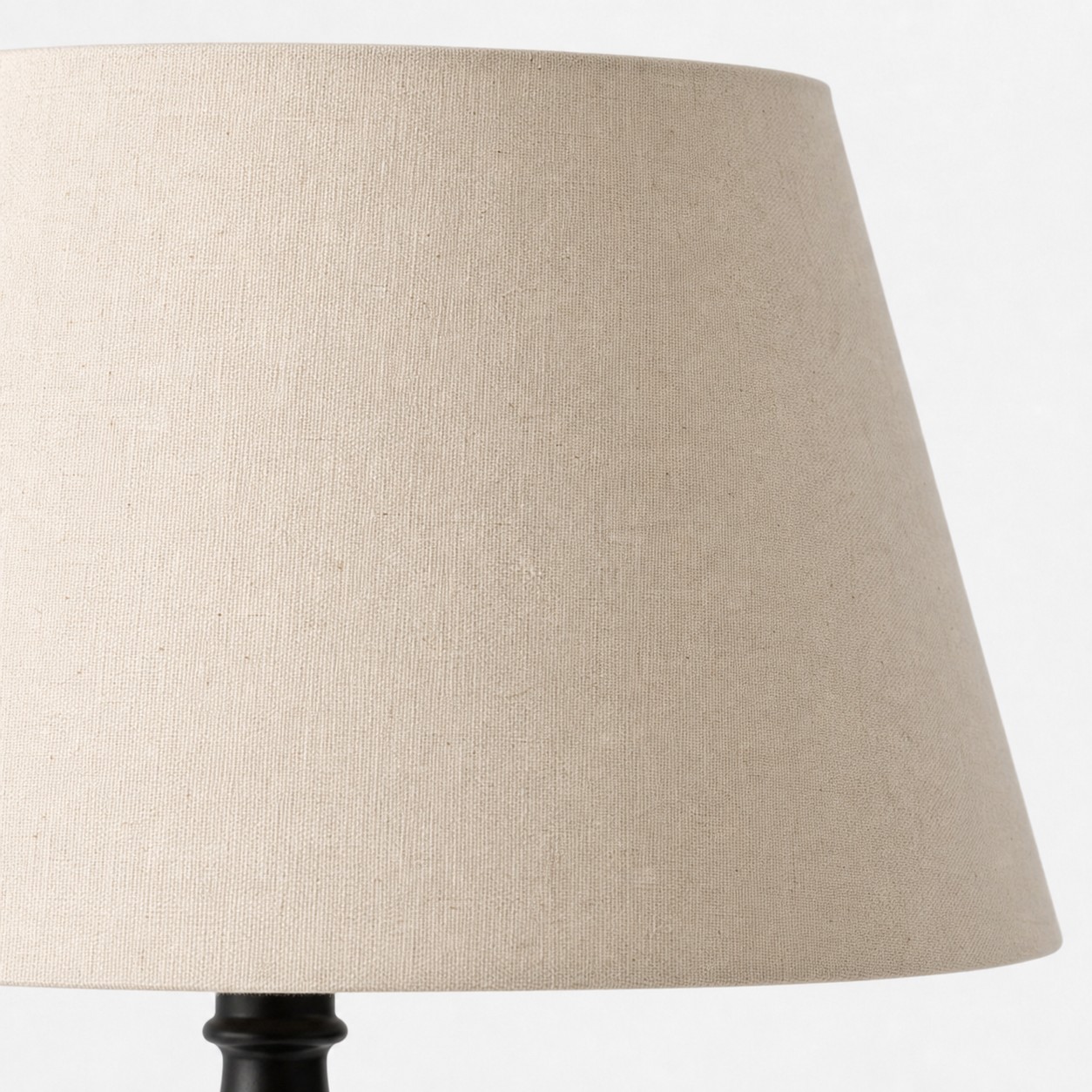 L&aacute;mpara de pie de madera torneada con pantalla de tela.