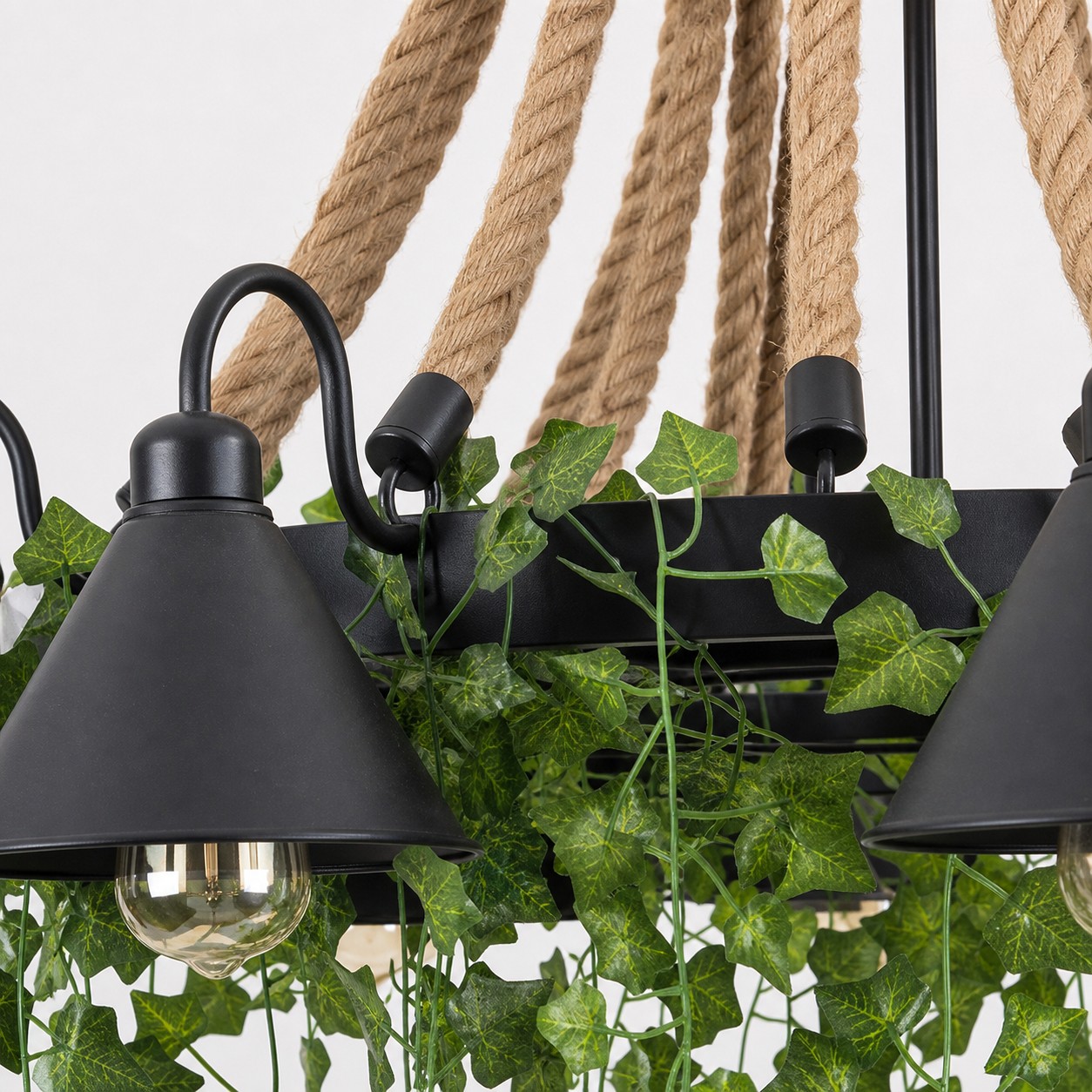Lustre en corde et verdure en forme de roue de chariot