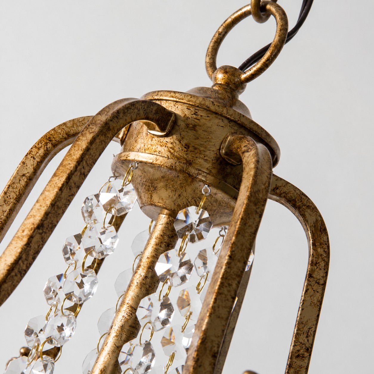 Antieke bronzen mini-kroonluchter met 4 kristallen lampen