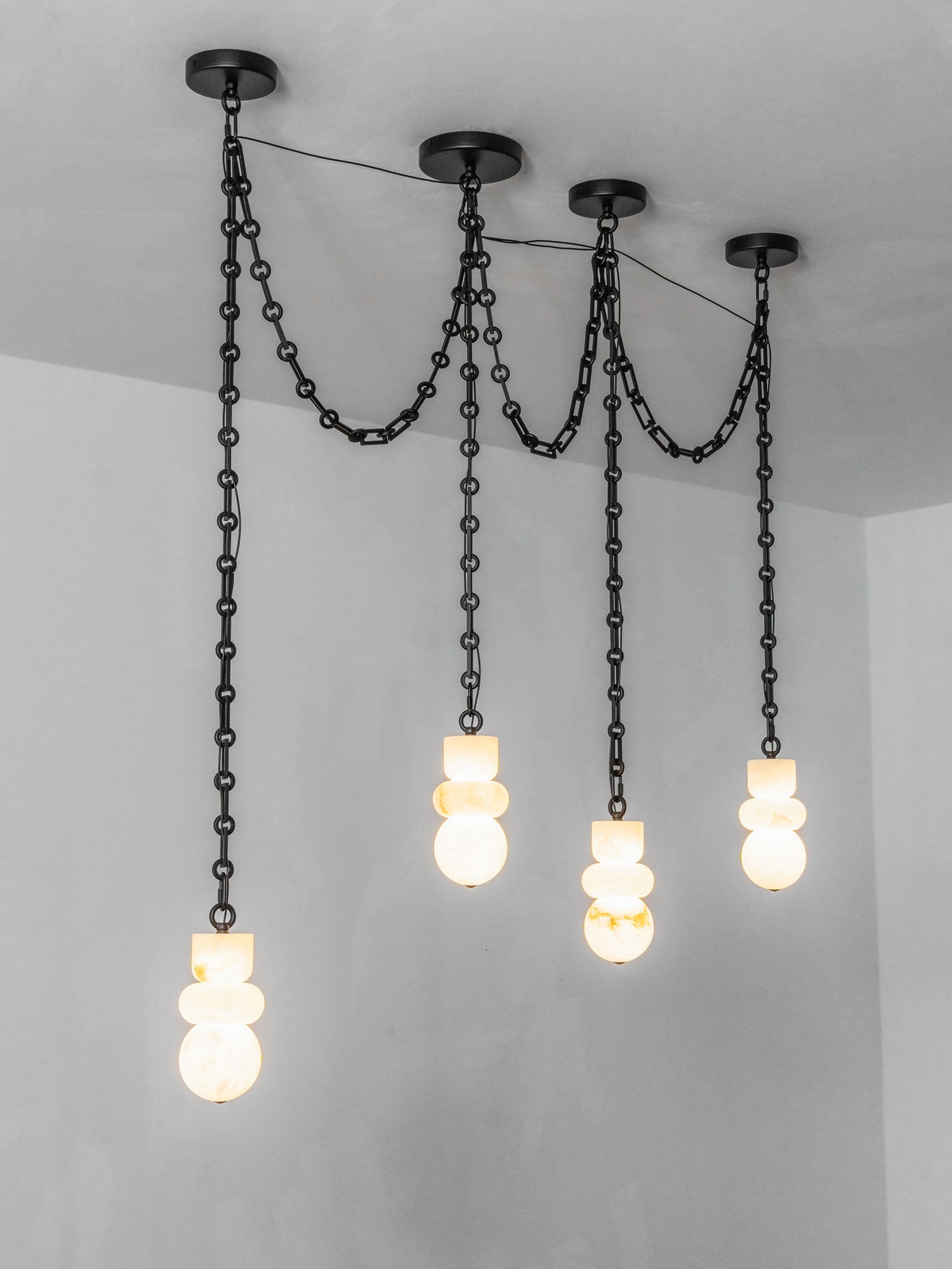 Lampadario a catena in alabastro nero