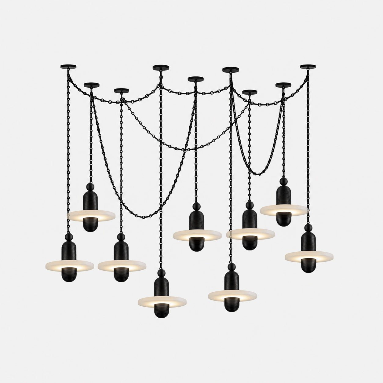 Lustre suspendu en m&eacute;tal noir et alb&acirc;tre, orn&eacute; de cha&icirc;nes
