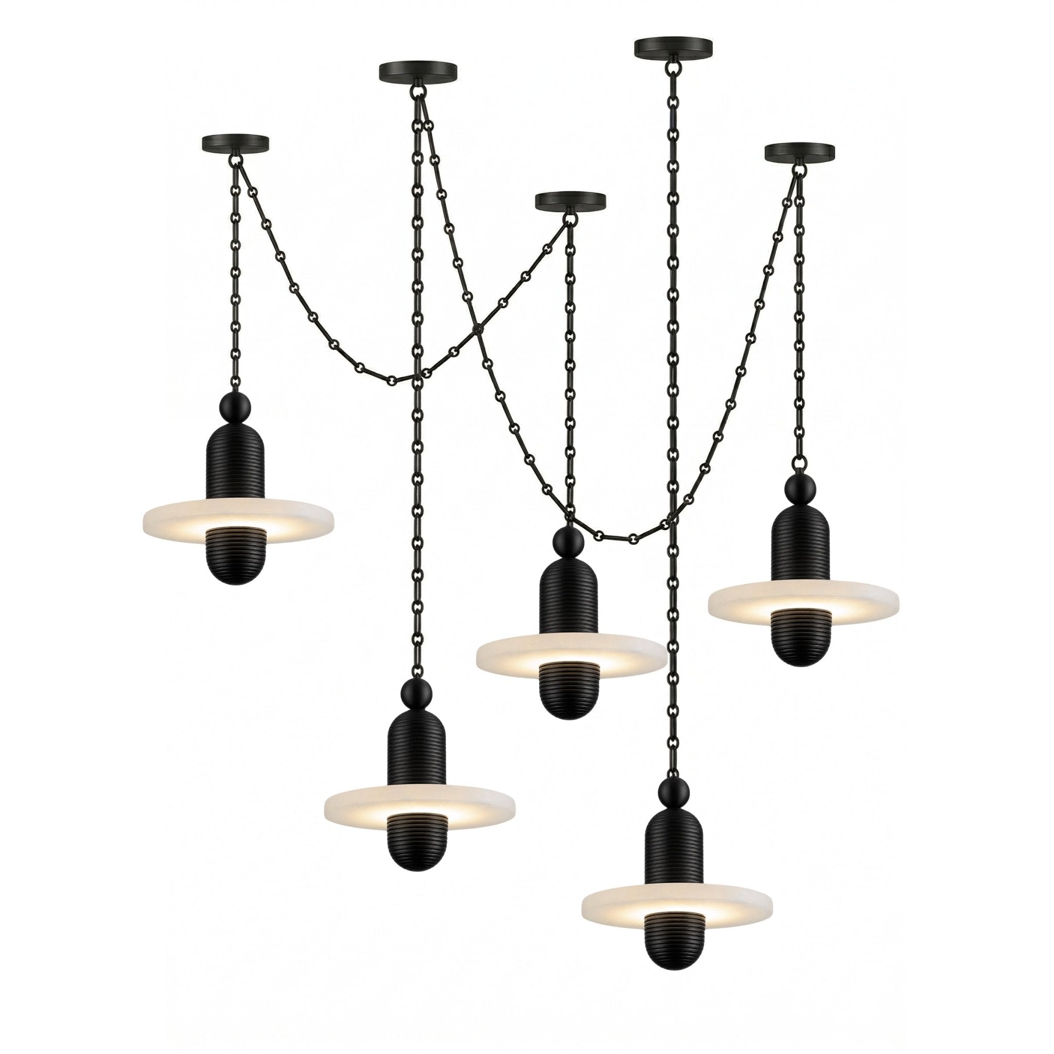 Lustre suspendu en m&eacute;tal noir et alb&acirc;tre, orn&eacute; de cha&icirc;nes