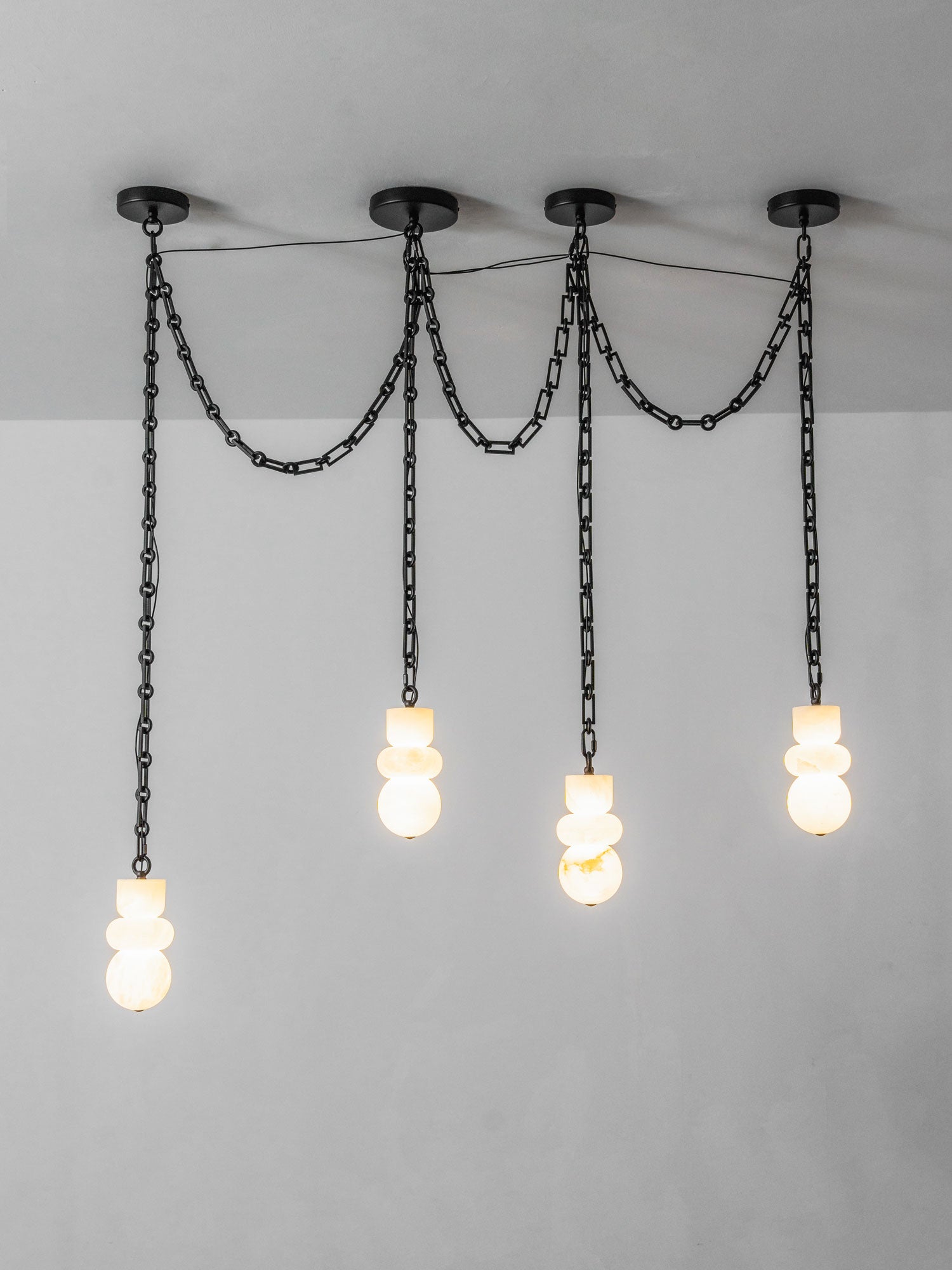 Lampadario a catena in alabastro nero
