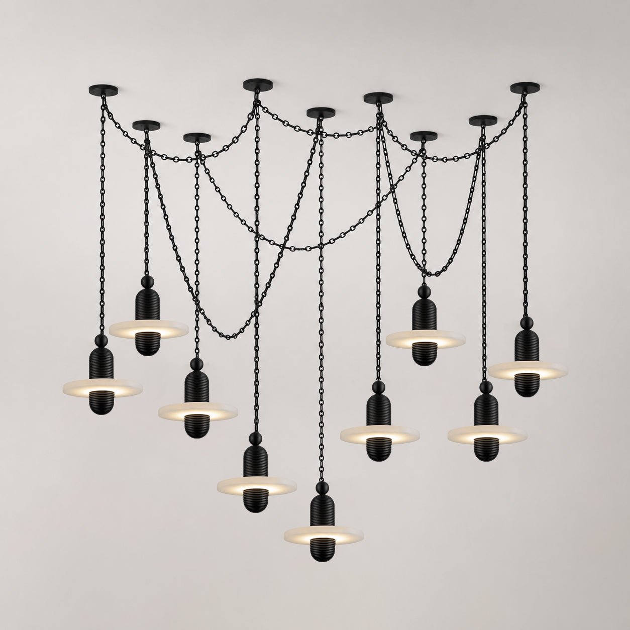 Lustre suspendu en m&eacute;tal noir et alb&acirc;tre, orn&eacute; de cha&icirc;nes