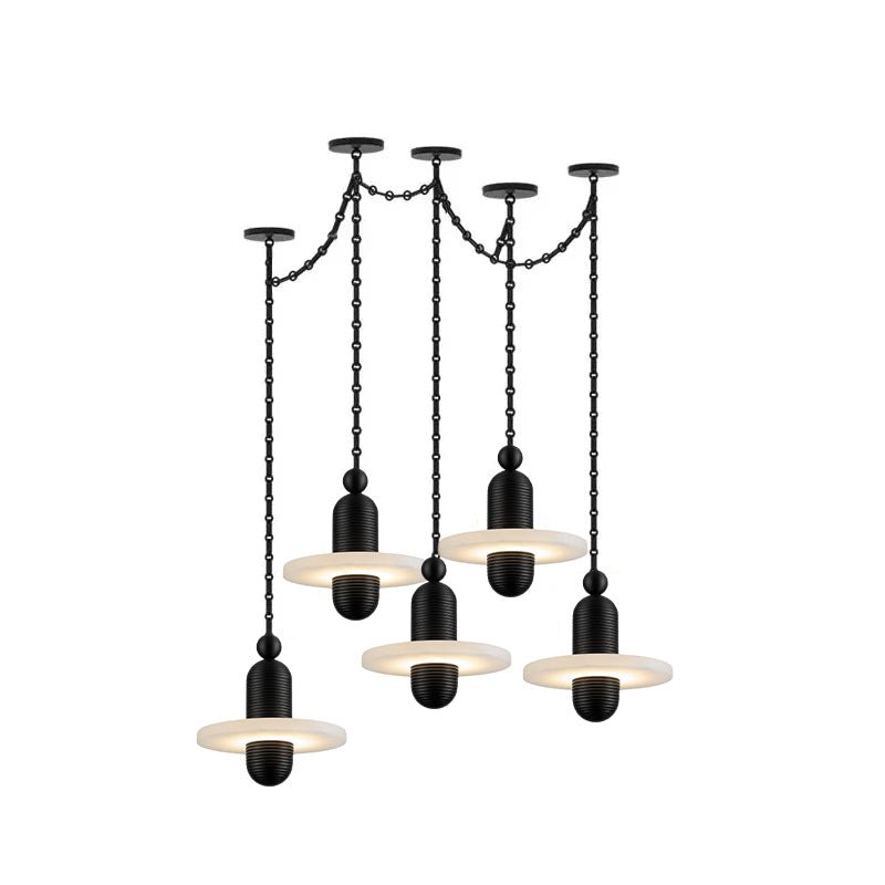 Lustre suspendu en m&eacute;tal noir et alb&acirc;tre, orn&eacute; de cha&icirc;nes