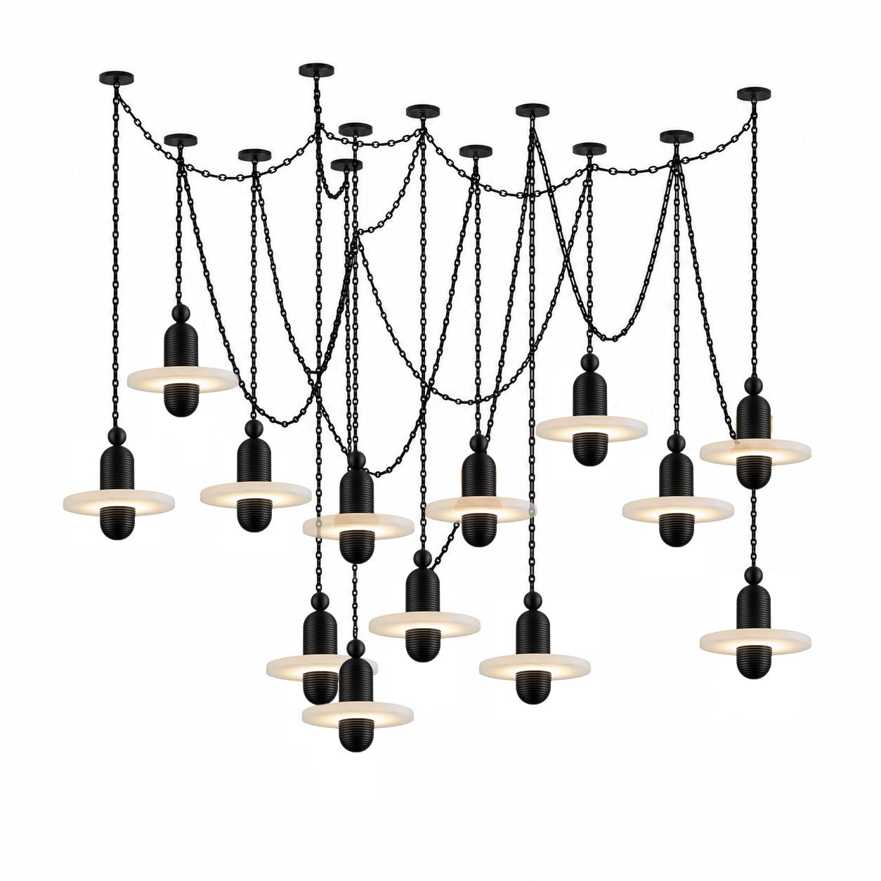 Lustre suspendu en m&eacute;tal noir et alb&acirc;tre, orn&eacute; de cha&icirc;nes