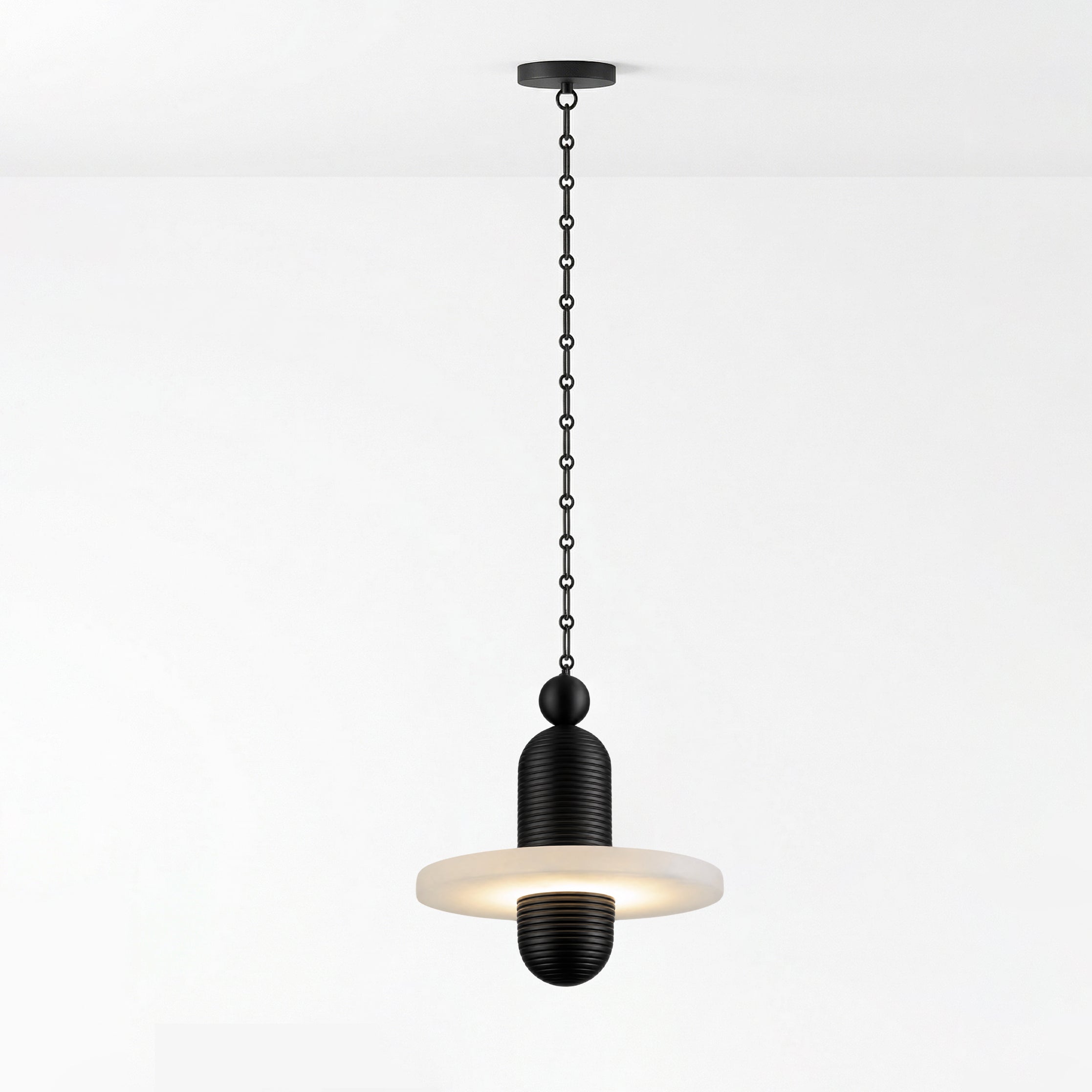 Lustre suspendu en m&eacute;tal noir et alb&acirc;tre, orn&eacute; de cha&icirc;nes