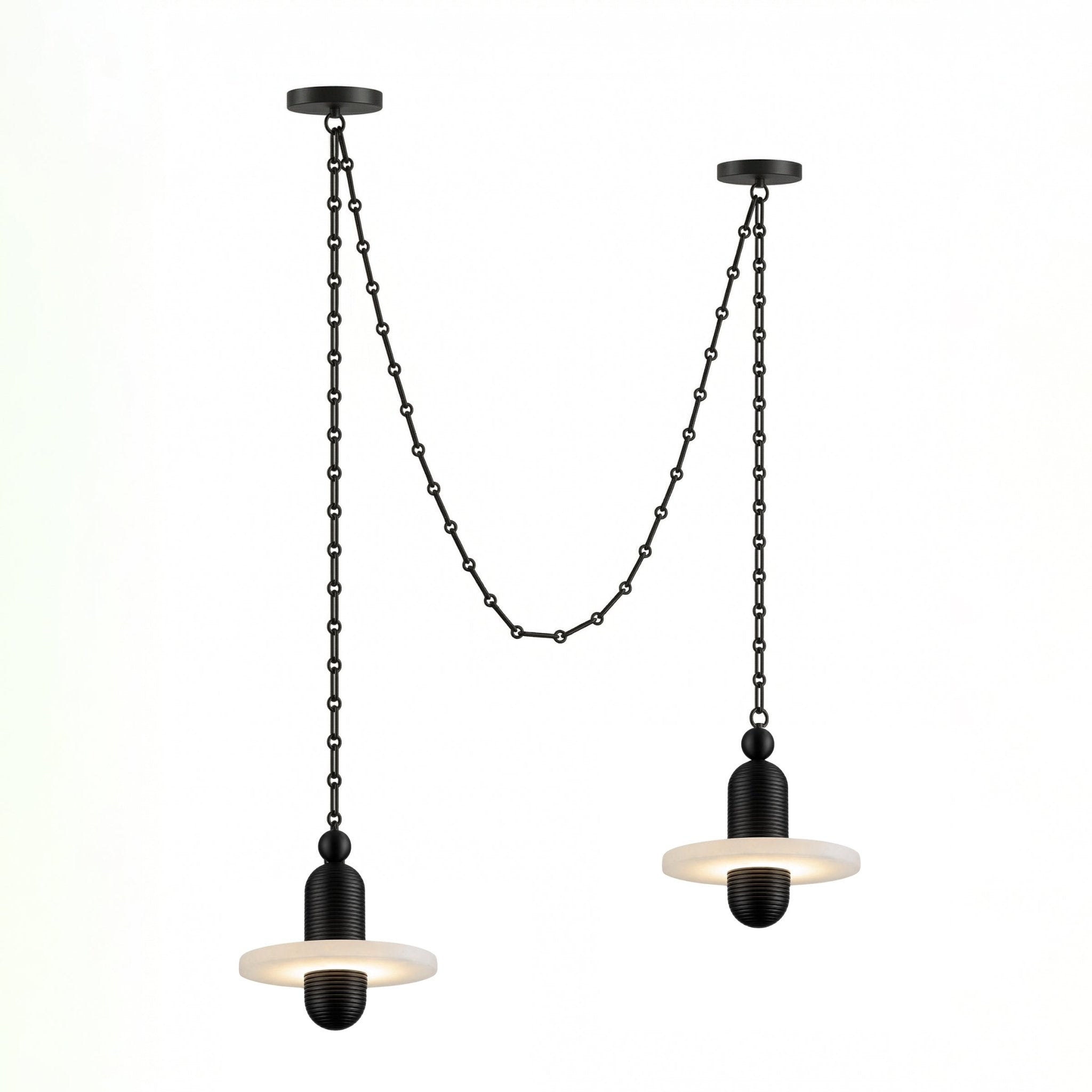 Lustre suspendu en m&eacute;tal noir et alb&acirc;tre, orn&eacute; de cha&icirc;nes