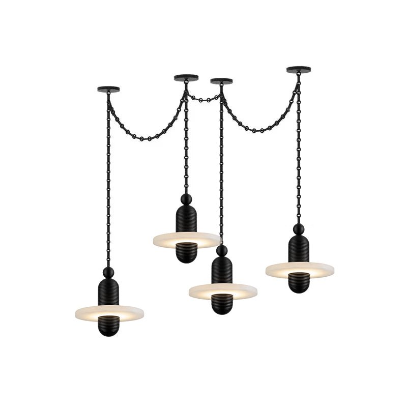 Lustre suspendu en m&eacute;tal noir et alb&acirc;tre, orn&eacute; de cha&icirc;nes