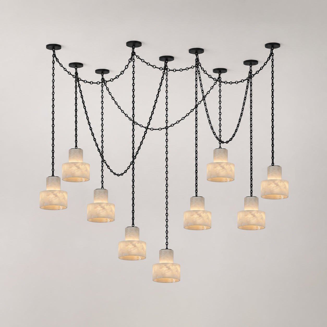Lustre c&acirc;bl&eacute; en m&eacute;tal noir alb&acirc;tre d&eacute;poli avec abat-jour en m&eacute;tal noir et imitation givre