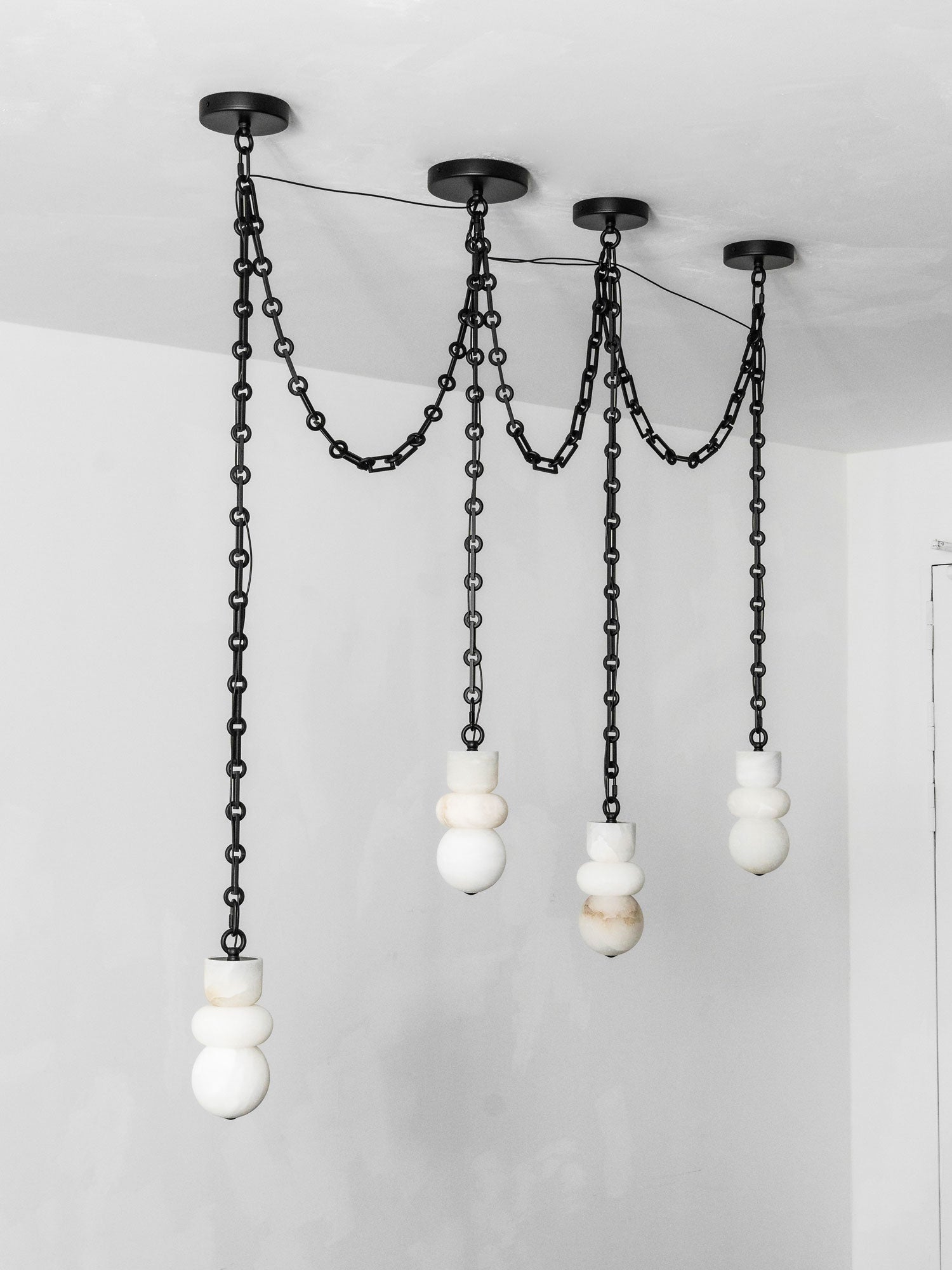 Lampadario a catena in alabastro nero
