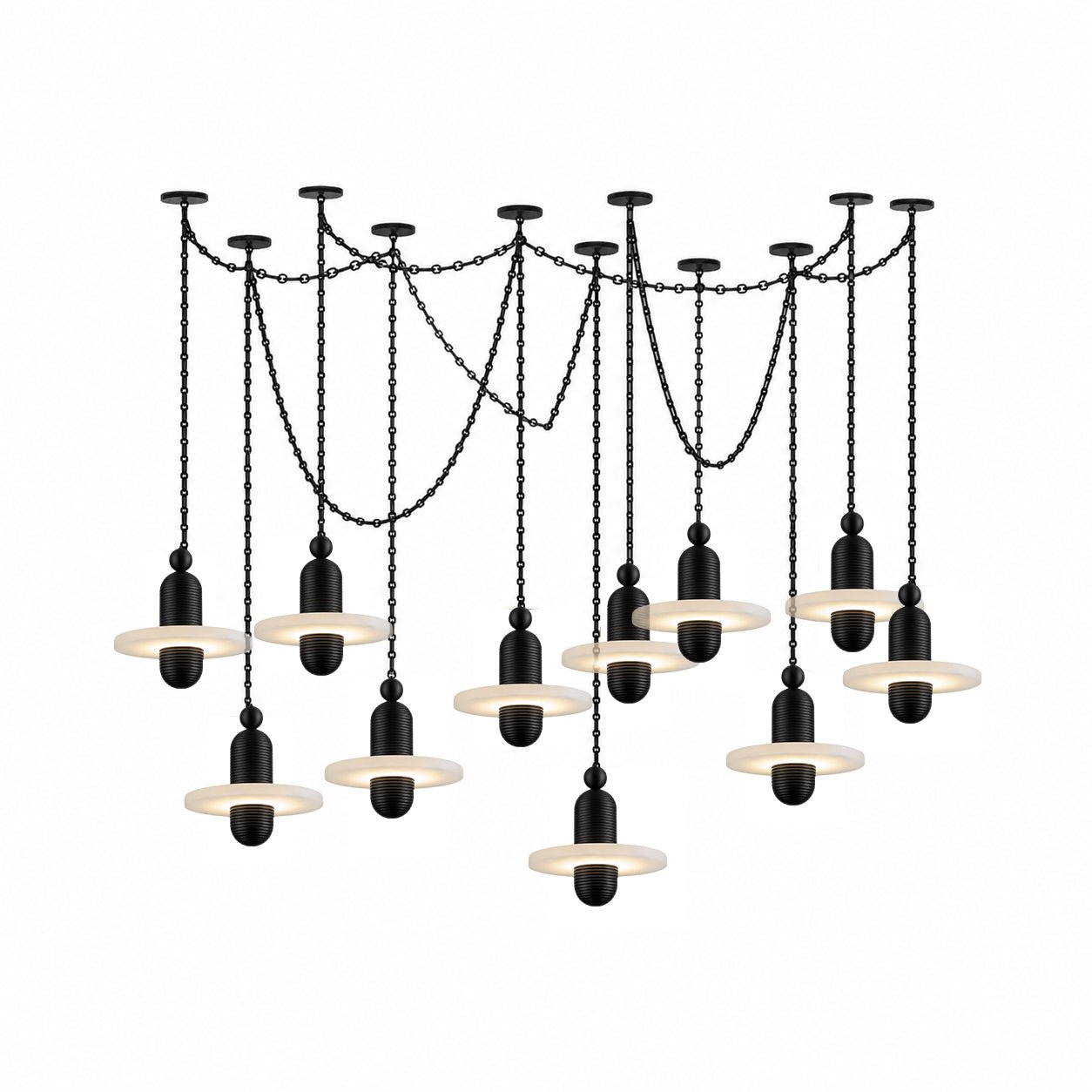 Lustre suspendu en m&eacute;tal noir et alb&acirc;tre, orn&eacute; de cha&icirc;nes