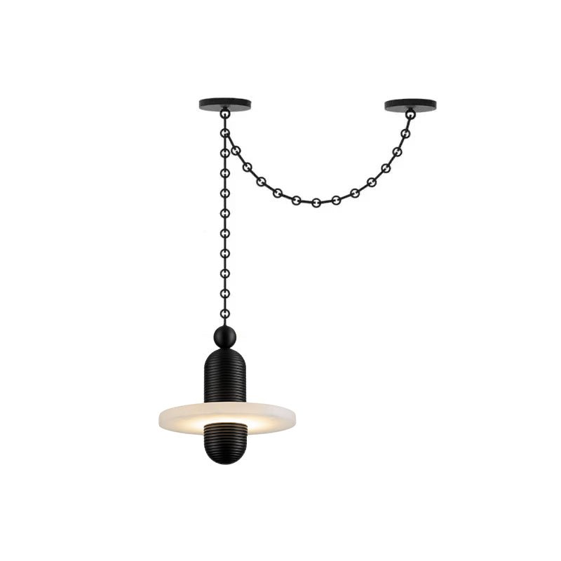 Lustre suspendu en m&eacute;tal noir et alb&acirc;tre, orn&eacute; de cha&icirc;nes