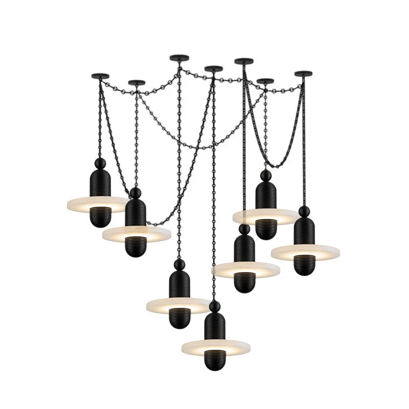 Lustre suspendu en m&eacute;tal noir et alb&acirc;tre, orn&eacute; de cha&icirc;nes