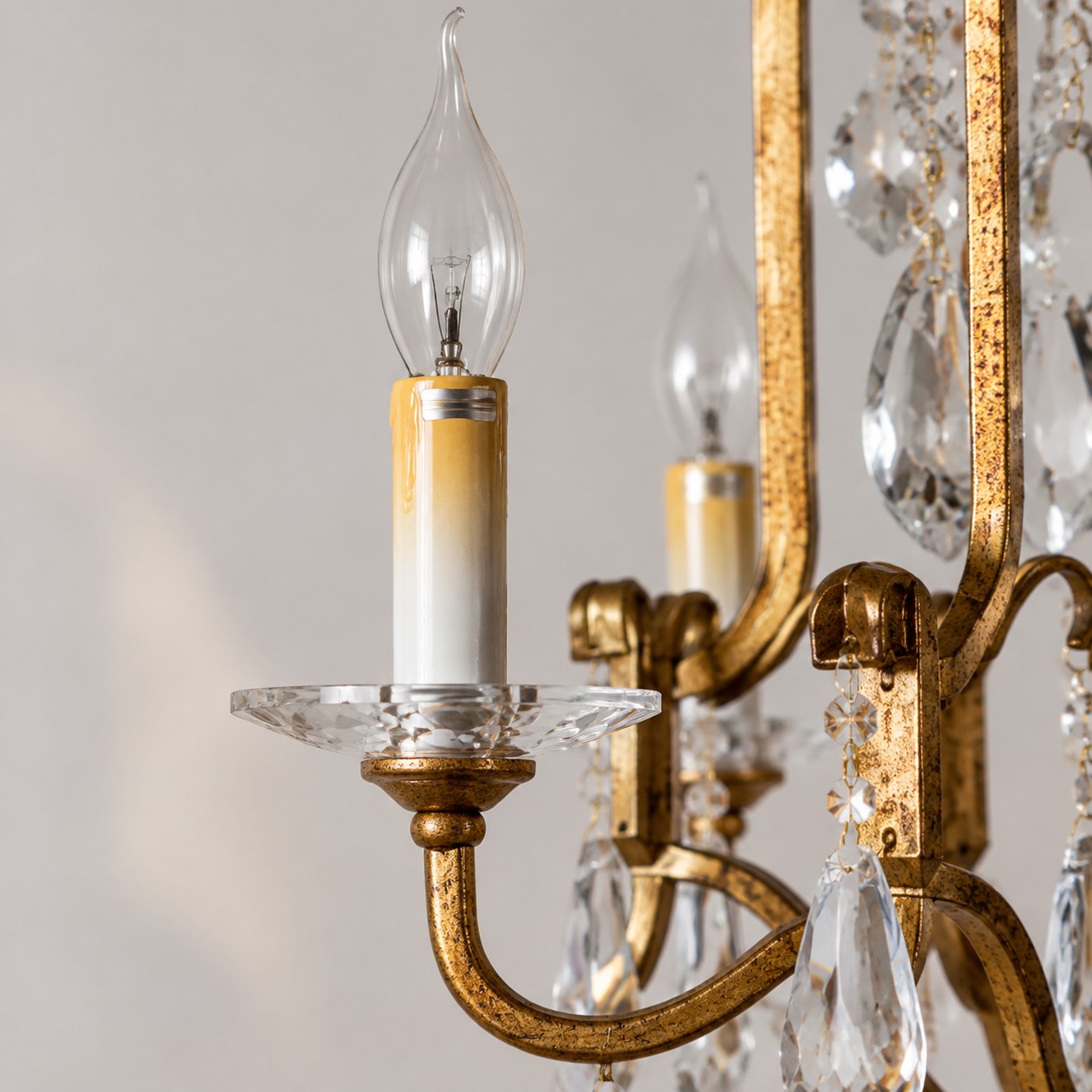 Antieke bronzen mini-kroonluchter met 4 kristallen lampen